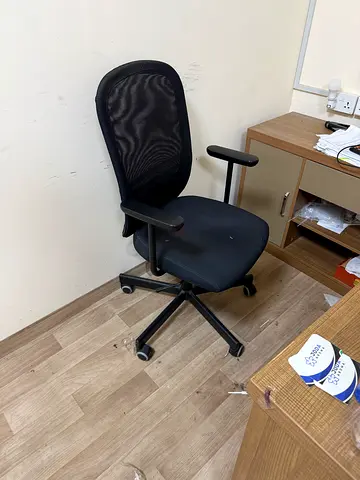 Black mesh swivel office chair - good condition