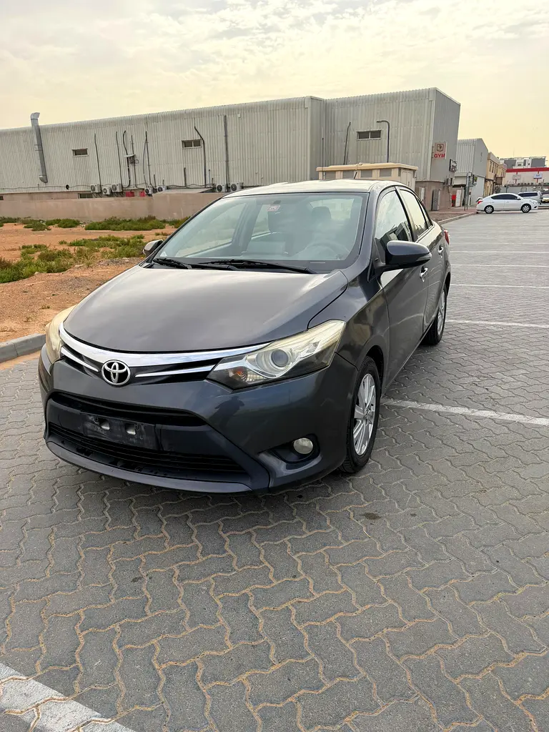 Toyota Yaris 2014 — photo 1 of 10