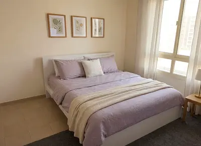 Modern White Queen Bed – 160×200 Beautiful design with solid structure. Mattress included. Lightly u