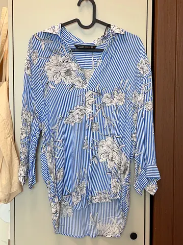 Zara oversized Blue striped floral V-neck women’s blouse — gently used