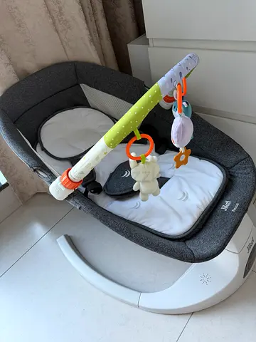 Jikel Electric baby swing/rocker with toy bar — good condition