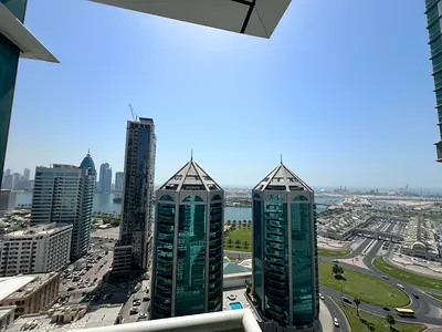اجمل ثلاث غرفة وصالة في الشارقة ببلكونة واطلالة علي كورنيش المجاز مع باركن جييم ومسبج مجانا و غرفة خدامة داخلية بالمطبخ