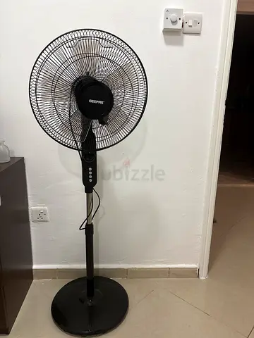 Black standing/pedestal fan — working, good condition
