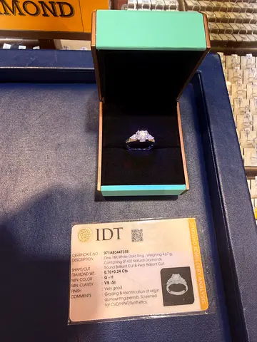 Ring with diamond three-stone ring in white gold 18 k 750