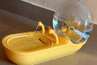 Yellow pet water fountain - working, only used for a month, perfect condition with it’s packaging.