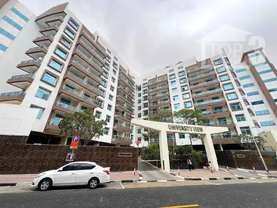 غرفة نوم واسعة مع شرفة وموقف سيارات