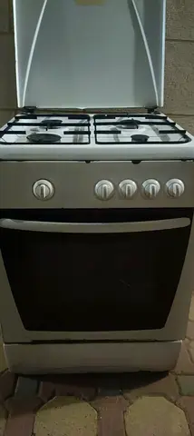 Used 4-burner gas stove with oven — working