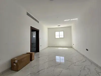 أول ساكن استوديو مطبخ منفصل _ تشطيبات جديده و حديثه مساحه واسعه جدا _  في المويهات قريب من الأكاديمية –على مخرج مباشر إلى شارع الشيخ محمد بن زايد