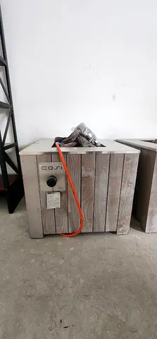 2 Wood-effect outdoor gas fire pit (almost new) — gas hose included- cosi