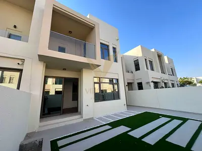 Upgraded 4BR+M Townhouse with Community View