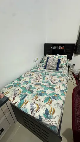 سرير فردي حالة ممتازه جديد