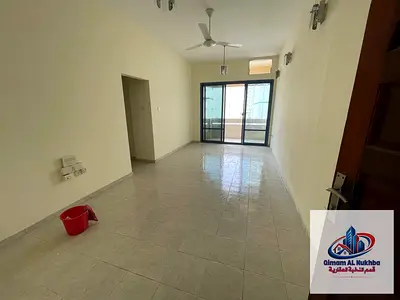 شقة غرفتين وصالة للإيجار السنوي فى منطقه البوطينه - اتنين بلكونه اطلاله بحريه مفتوحه - مساحه واسعه وممتازه - اتنين حمام - موقع مميز واستراتيجى خدمى