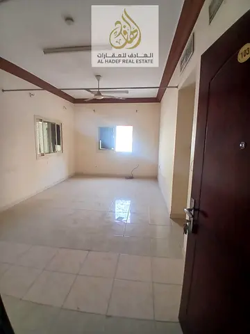 شقة غرفة وصالة للإيجار في الشارقة البوطينة بموقع حيوي قريب من جميع الخدمات وتصميم عملي يوفر الراحة والمساحات المناسبة للسكن