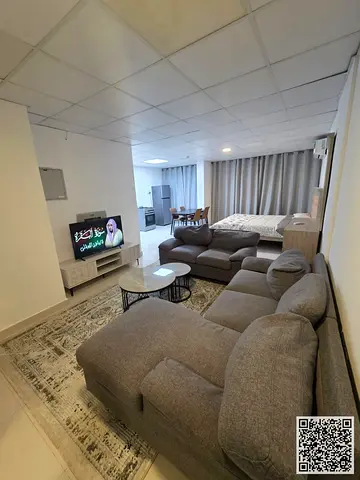 للإيجار الشهري بعجمان – شقة استوديو مع مطبخ منفصل بالكامل بمساحات واسعه 🏢