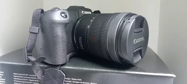 Canon DSLR with Canon zoom kit lens and strap — working condition