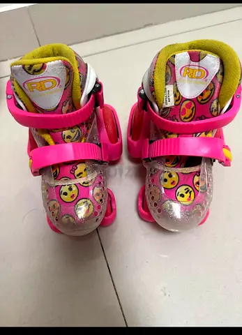 Roller skates - 4 wheels/ girls/ ideal for 2-6 years in a good condition -from sun and sands