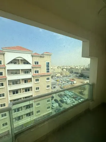 شقة غرفتين و صالة كبيره مباشر علي مخرج دبي قبل النهدة