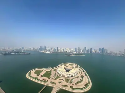 أفخم شقة أربع غرف وصالة مع اطلاله بحرية علي البحيرة تكييف & باركن & جيم & مسبح مجانا في المجاز 3