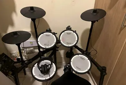 Roland TD07DMK Electronic drum kit with mesh pads, and Drum thrones