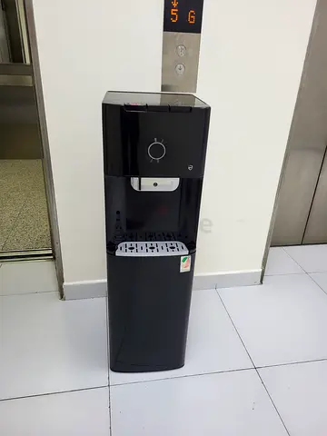 Bottom load water dispenser