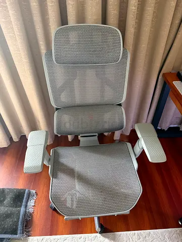 Ergonomic Office Chair with Footrest - Excellent Condition