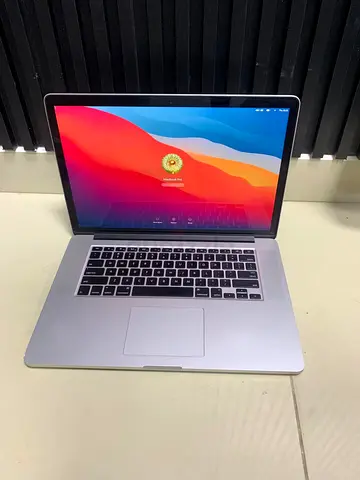 Mackbook pro 2015 /16gb SSD 256gb Cori i7 display 15 inch