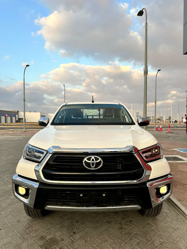 Toyota Hilux 2026 — photo 1 of 8