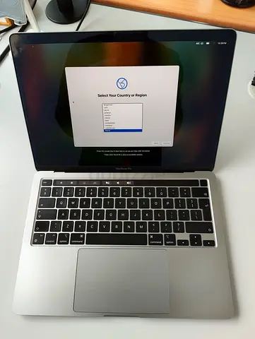 2022 MacBook Pro 13-inch (Silver)
M2 chip
256gb storage
8gb ram — Factory reset, ready to set up