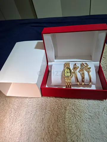 Womens gold-tone watch with matching bracelet set (boxed)