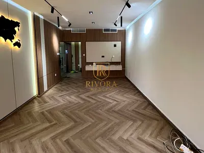 مكتب مجهز للإيجار مع حمام منفصل