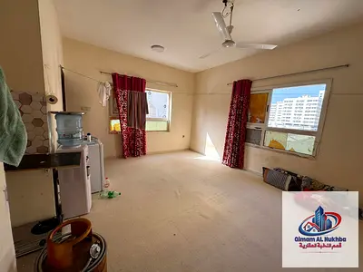 أجمل وأكبر مساحة استوديو في النباعة، مع مطبخ جانبي بتصميم حديث، ونوافذ بإطلالة مفتوحة على الشارع الرئيسي .