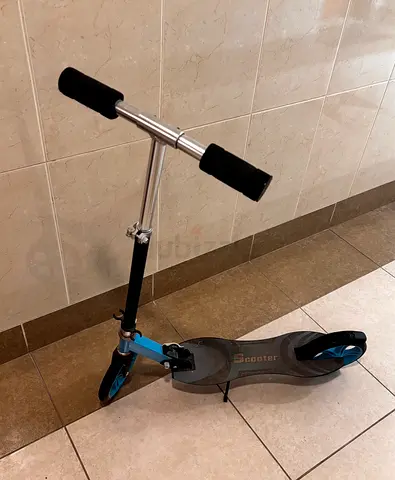 Foldable kick scooter with large wheels, ideal for kids 5-14 years - good condition.