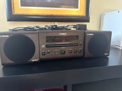 Yamaha compact CD receiver system with speakers