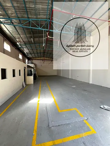 مستودع جاهز للإيجار أم القيوين 3200 قدم كهرباء 60 KVA مساحة عملية وموقع مميز