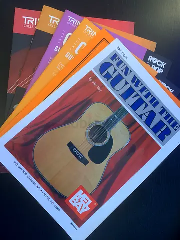 6 Guitar learning books like new