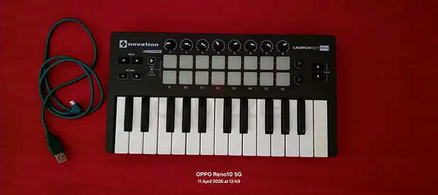 Novation Launchkey Mini 25-key MIDI Controller (USB) - Compact with Pads  Knobs