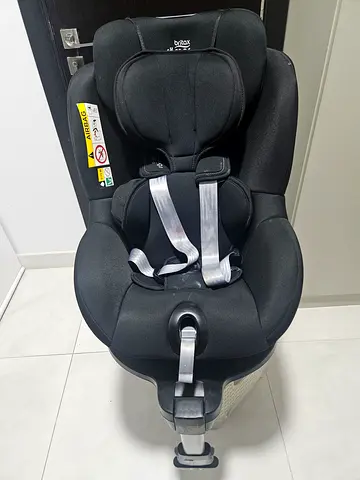 Britax Romer car seat with ISOFIX base — excellent condition