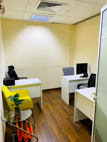 جاهز الآن | مفروش بالكامل | خيارات دفع مرنة | انطلاقة فورية لأعمالك.