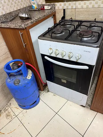 Used 4-burner gas cooker with  LPG cylinder