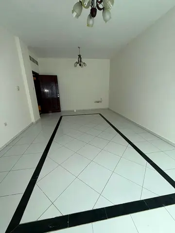 🏡 شقة غرفتين وصالة للإيجار – الخان، الشارقة 🌊  ✨ فرصة مميزة بمساحة كبيرة وموقع ممتاز على الكورنيش  📍 الموقع: الخان – على كورنيش الشارقة 🌊 موقع ممي