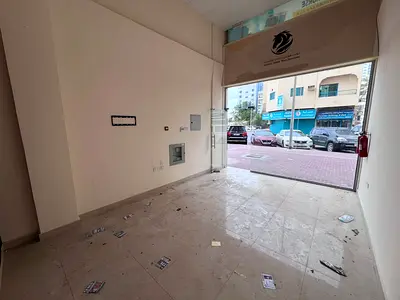 محل تجاري للإيجار السنوي في موقع مميز ثاني صف من كورنيش عجمان مناسب لمختلف الأنشطة التجارية مع مساحة كبيرة وتشطيب ديلوكس