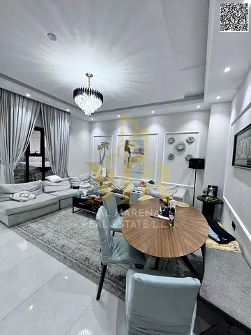 A villa with personal finishes, including electricity, water and air conditioning, located on a main street, close to all services, freehold ownership