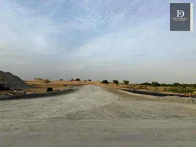 للبيع فى الشارقه منطقه الحوشي قطعه أرض سكن استثماري  مساحة  3607 موقع مميز جدا على شارع 18متر....