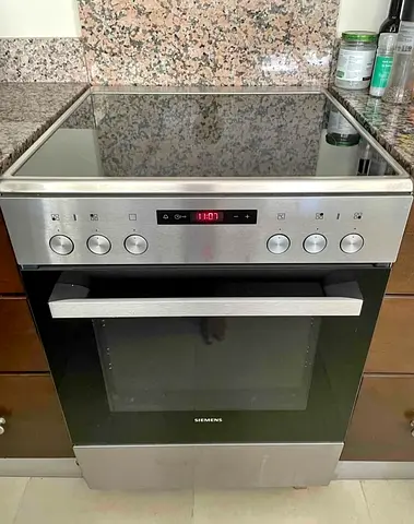 Siemens iQ300 6 months old Electric Cooker 4 Zones HK8Q3A150M Silver/Black 60cm FREE DELIVERY +WARRA