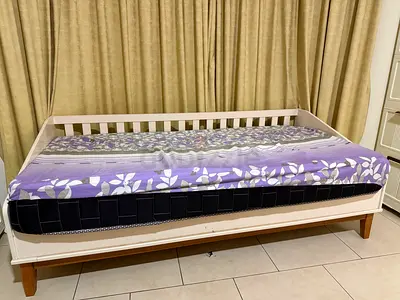 White wooden single daybed without mattress