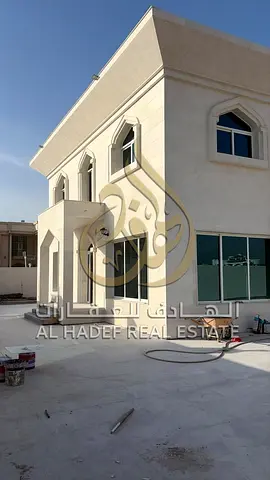 فرصة استثنائية لامتلاك فيلا فاخرة في واحدة من أفضل مناطق الشارقة – منطقة الرمثا  إذا كنت تبحث عن منزل يجمع بين المساحة الواسعة، الفخامة، والهدوء العائ