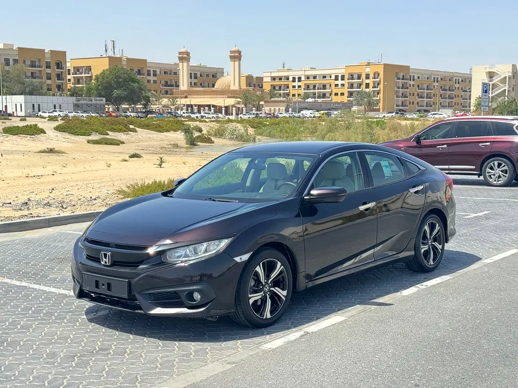 Honda Civic 2019 — photo 1 of 18