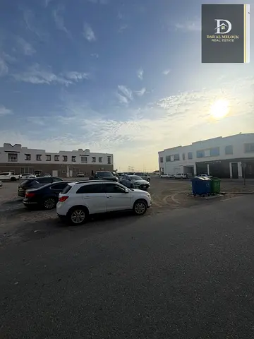 للبيع فى الشارقة   منطقة الحوشى   فيلا جديدة اول ساكن قايد الإنشاء   موقع مميز ومقابل التجارى   وقريبة من شارع مليحة  تملك حر للعرب  تصريح أرضى وأول 5