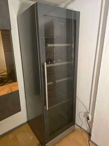 Siemens large wine fridge 197 bottle