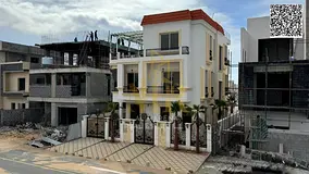 A villa with personal finishes, including electricity, water and air conditioning, located on a main